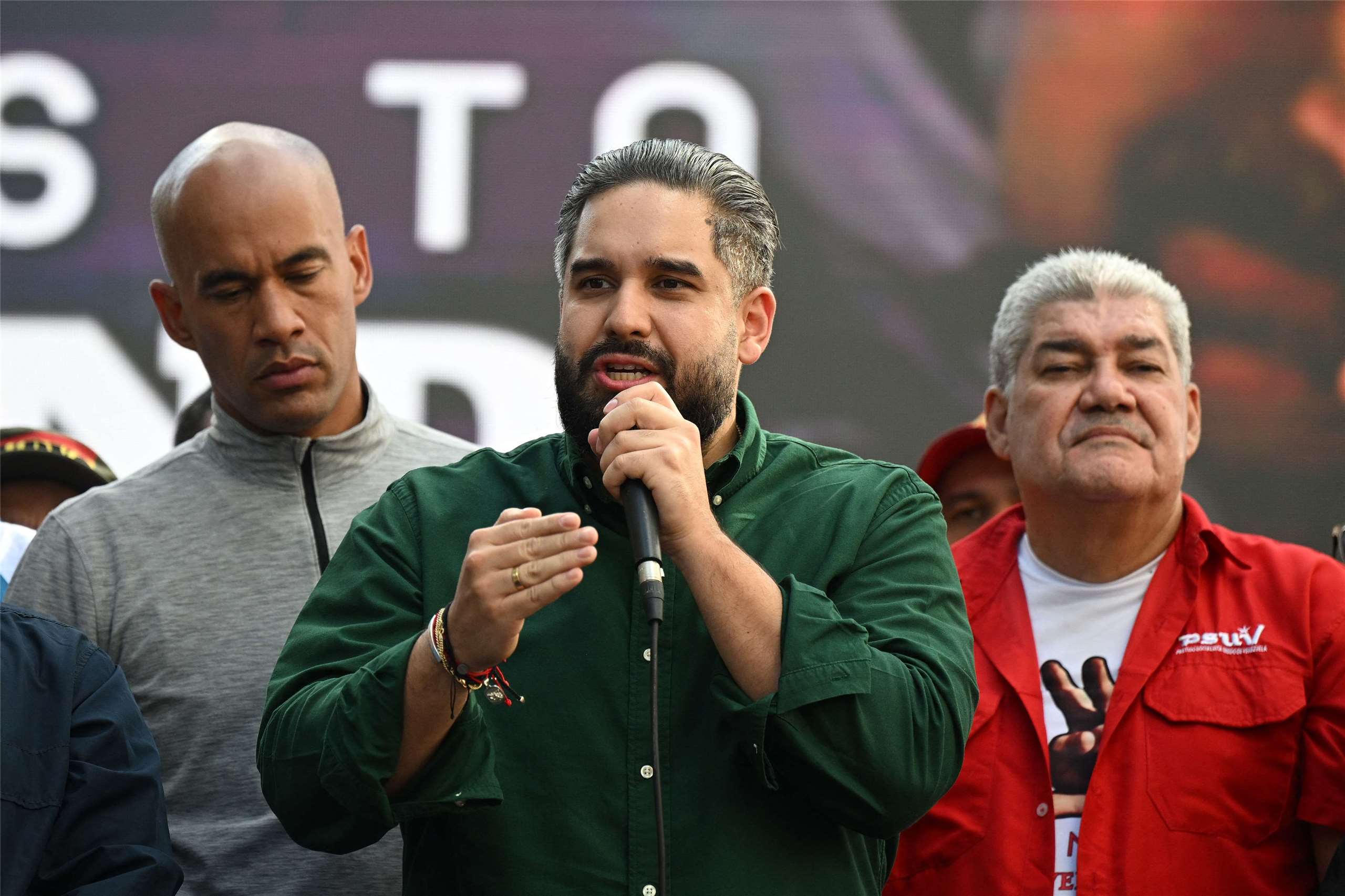 委內瑞拉前總統馬杜洛之子、國會議員蓋拉(Nicolas Maduro Guerra)9日在首都卡拉卡斯的一場集會中，要求美國釋放馬杜洛夫婦。 (AFP)