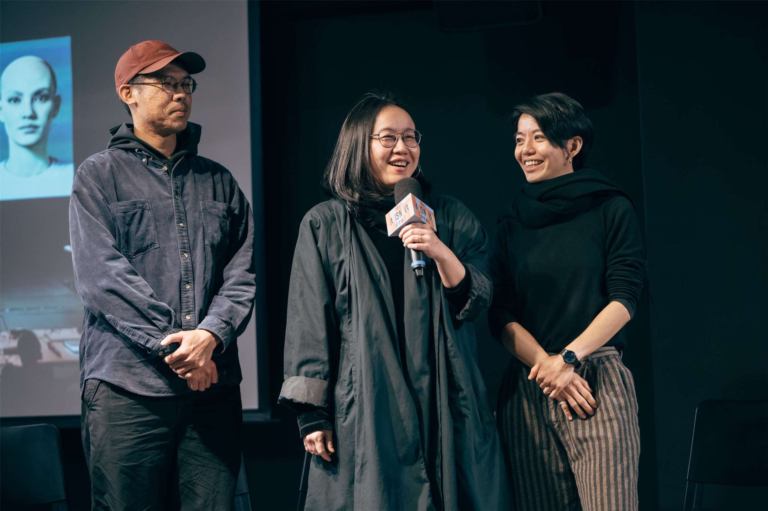 2026 Arts NOVA藝想春天系列新藝計畫《我們將在天堂，成為一個整體》創作團隊，左起影像設計黃偉軒（左）、導演洪千涵（中）與曾睿琁（右）暢談人類對「理解」的渴望。(林軒朗 攝／台中國家歌劇院提供)