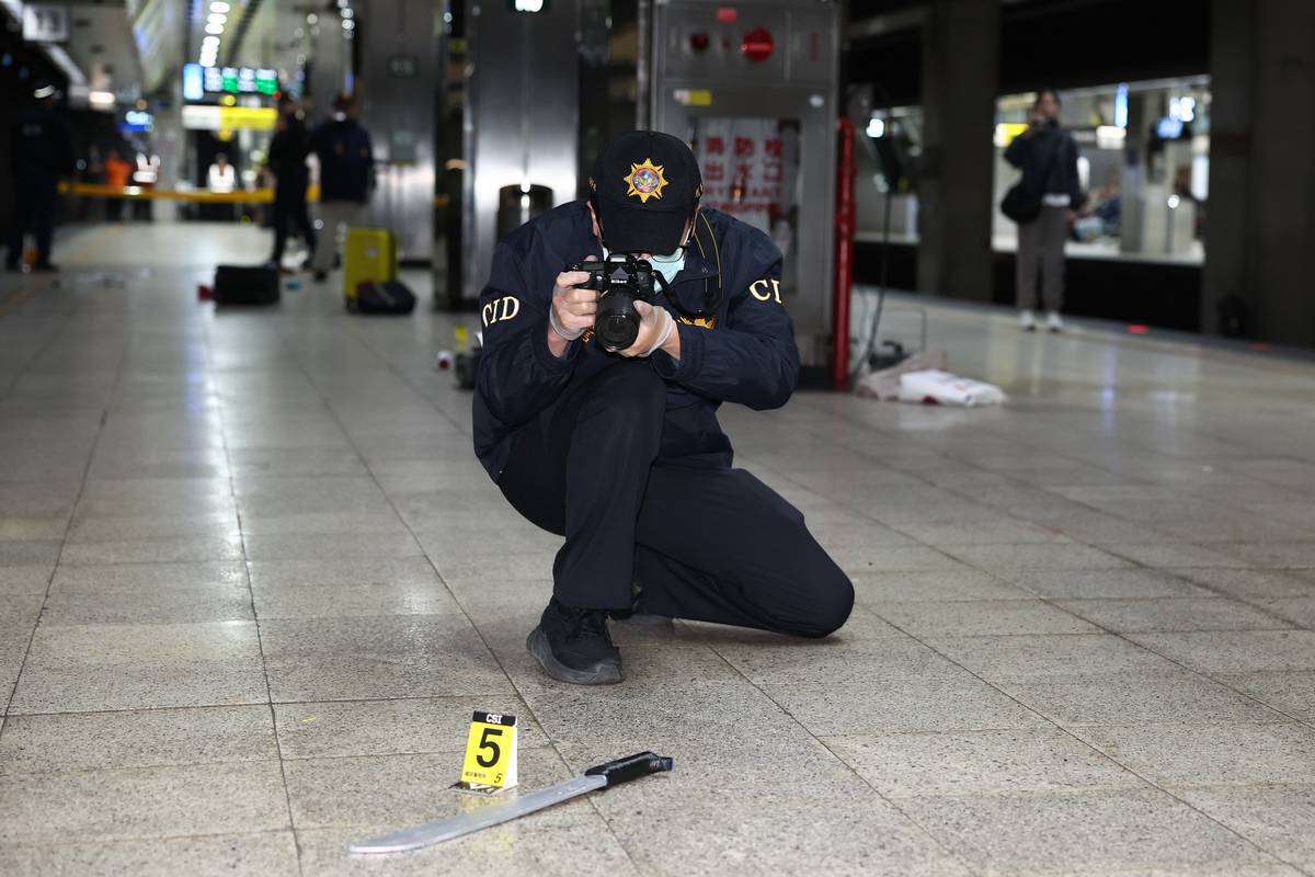 台北市政府與交通部為確保台北車站特定區面對突發危安事件的緊急應變能力，22日下午進行「無差別攻擊事件」聯合危安實兵演練。依規劃，第一階段模擬多名歹徒在台鐵月台丟擲煙霧彈後，引發旅客驚慌。(台北市政府提供)