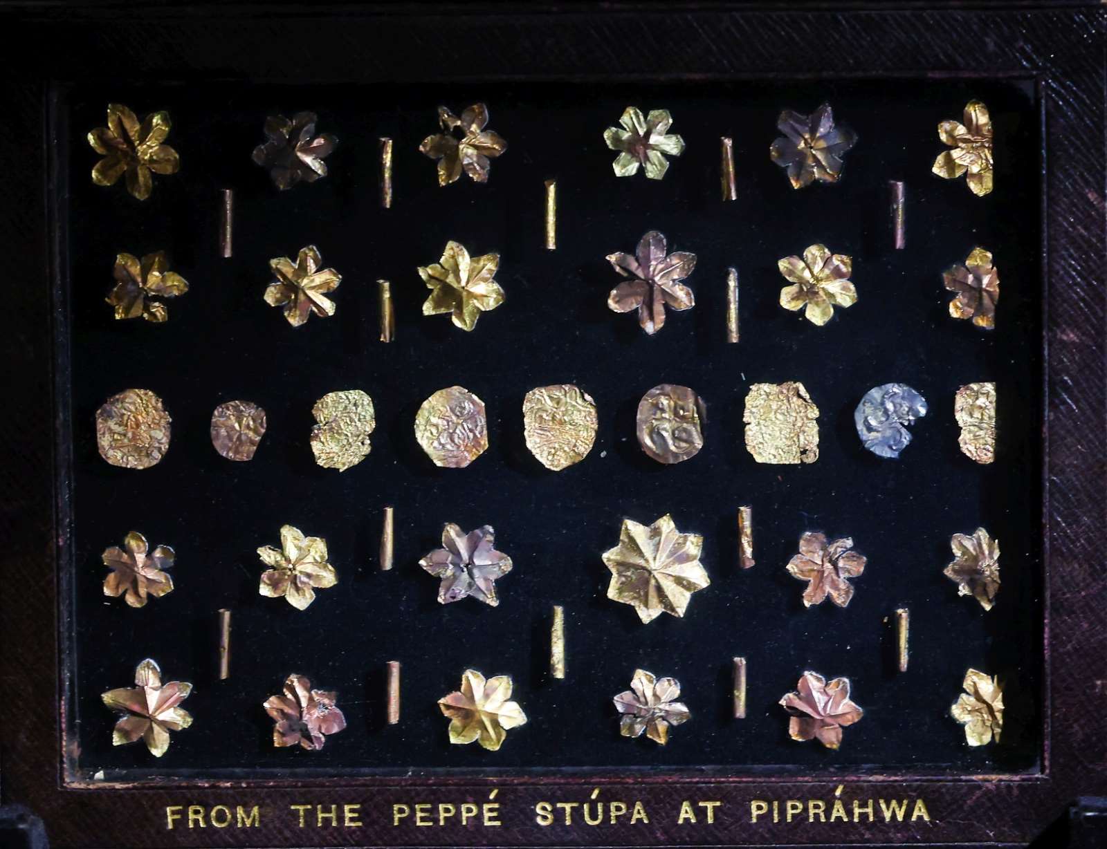 與佛陀有關的古代珍貴寶石3日在印度首度展出。(FB@Narendra Modi)