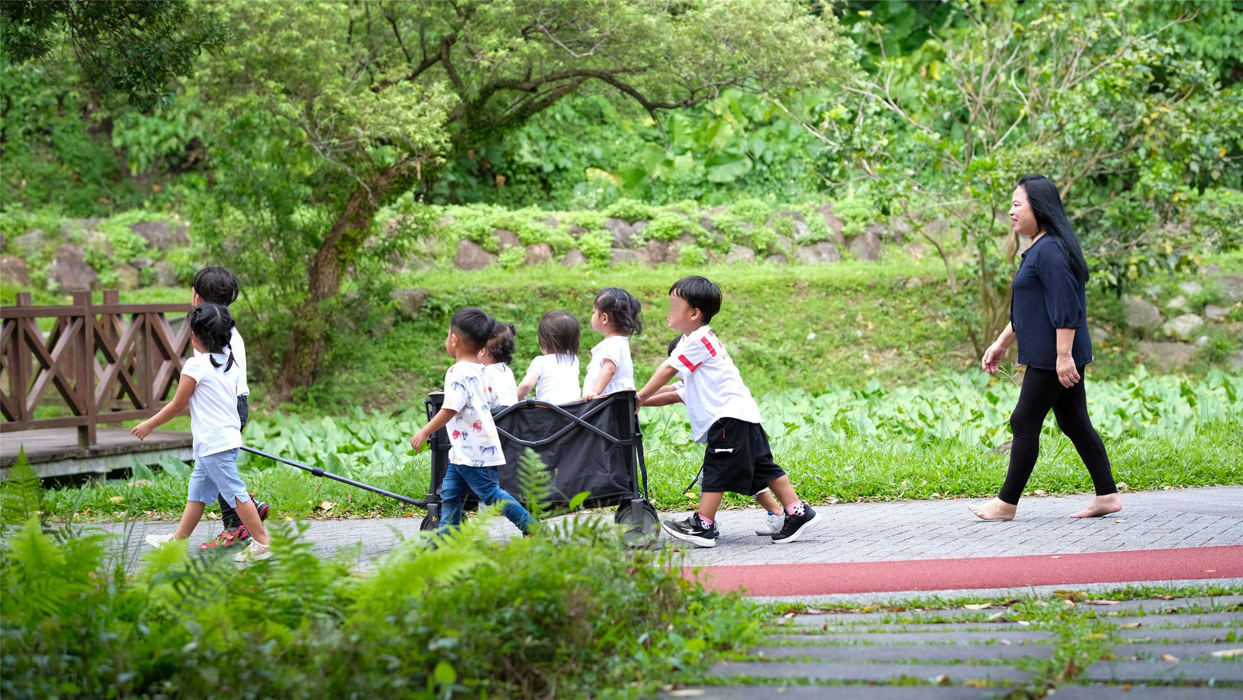 台灣關愛基金會表示，根據114年統計，台灣移工人數高達 84.9 萬人，失聯移工卻高達 9.2 萬名。未完成戶籍登記的「黑戶寶寶」面臨嚴峻人權困境，缺乏醫療、教育等基本保障。(基金會提供)