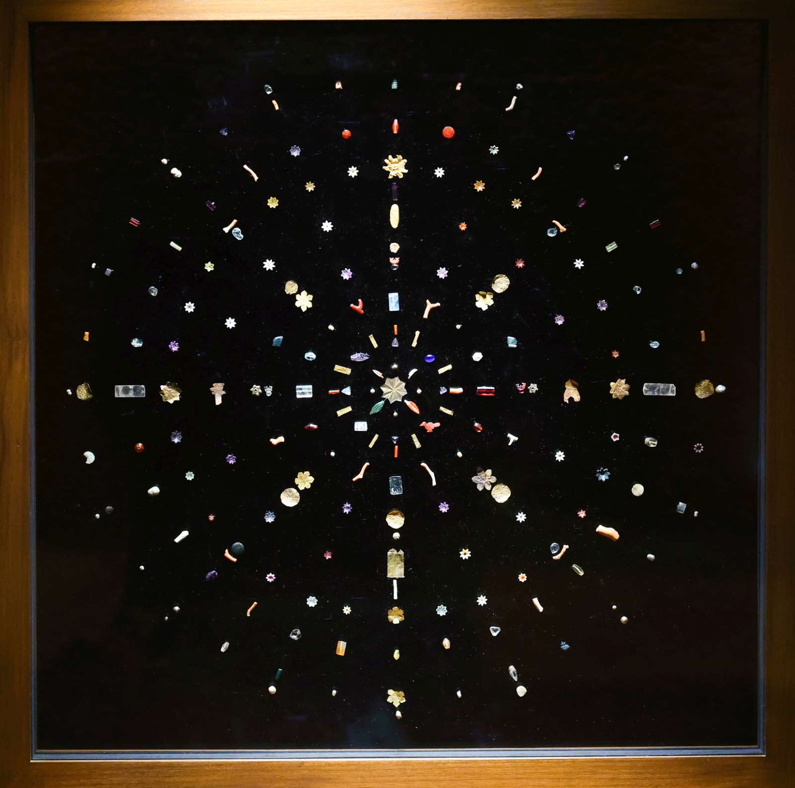 與佛陀有關的古代珍貴寶石3日在印度首度展出。(FB@Narendra Modi)