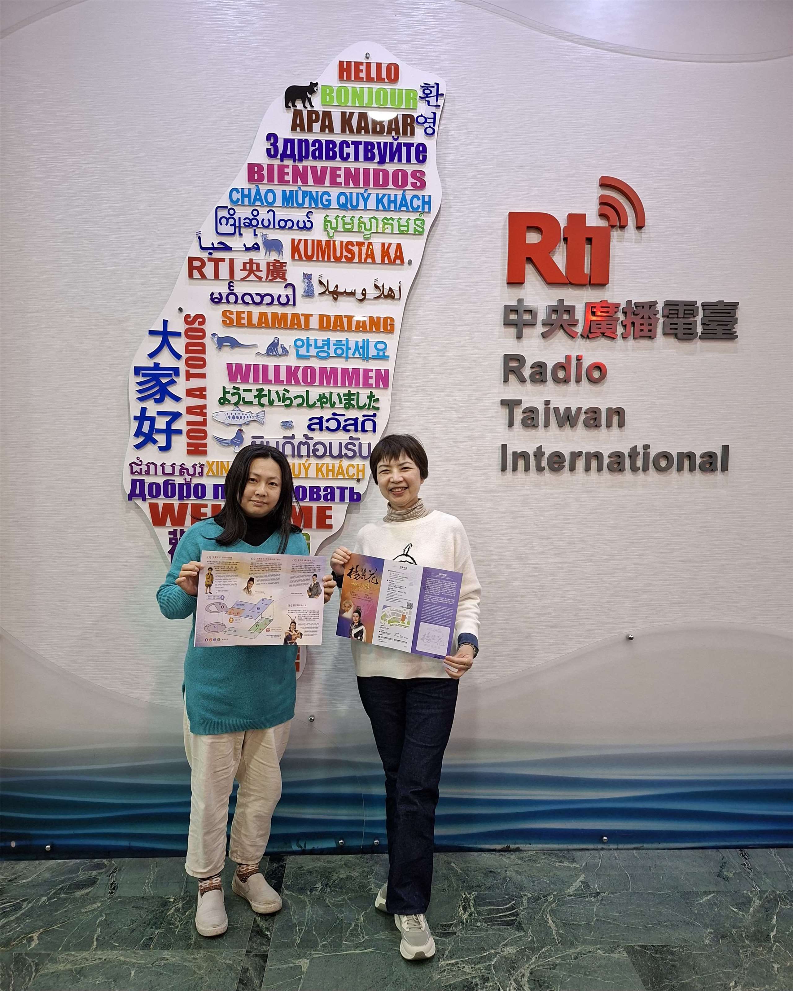 傳藝中心營運推廣組展覽推廣科科長 曾逸珍 卓美華 分享楊麗花特展