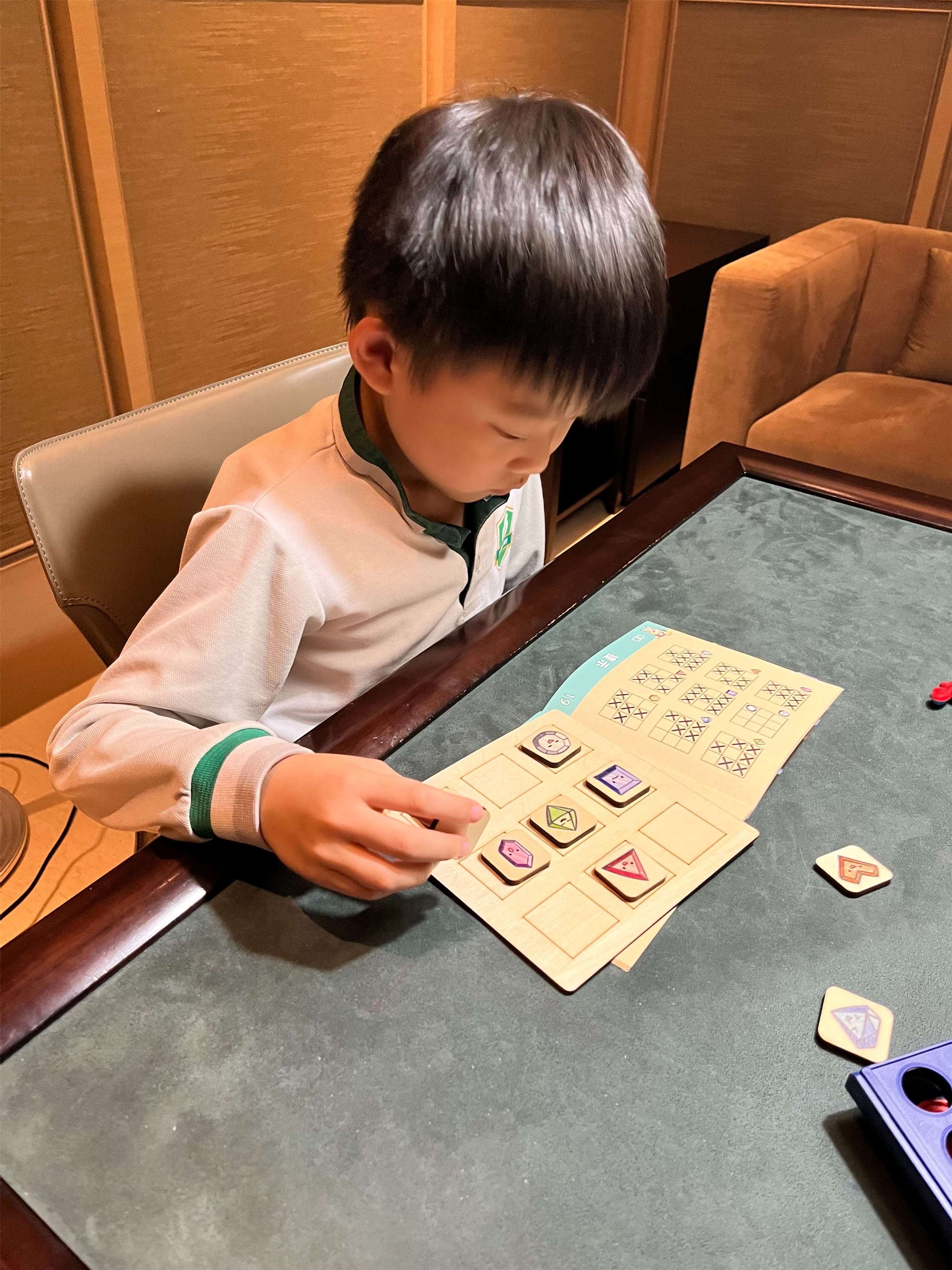 小朋友專注在玩桌遊遊戲