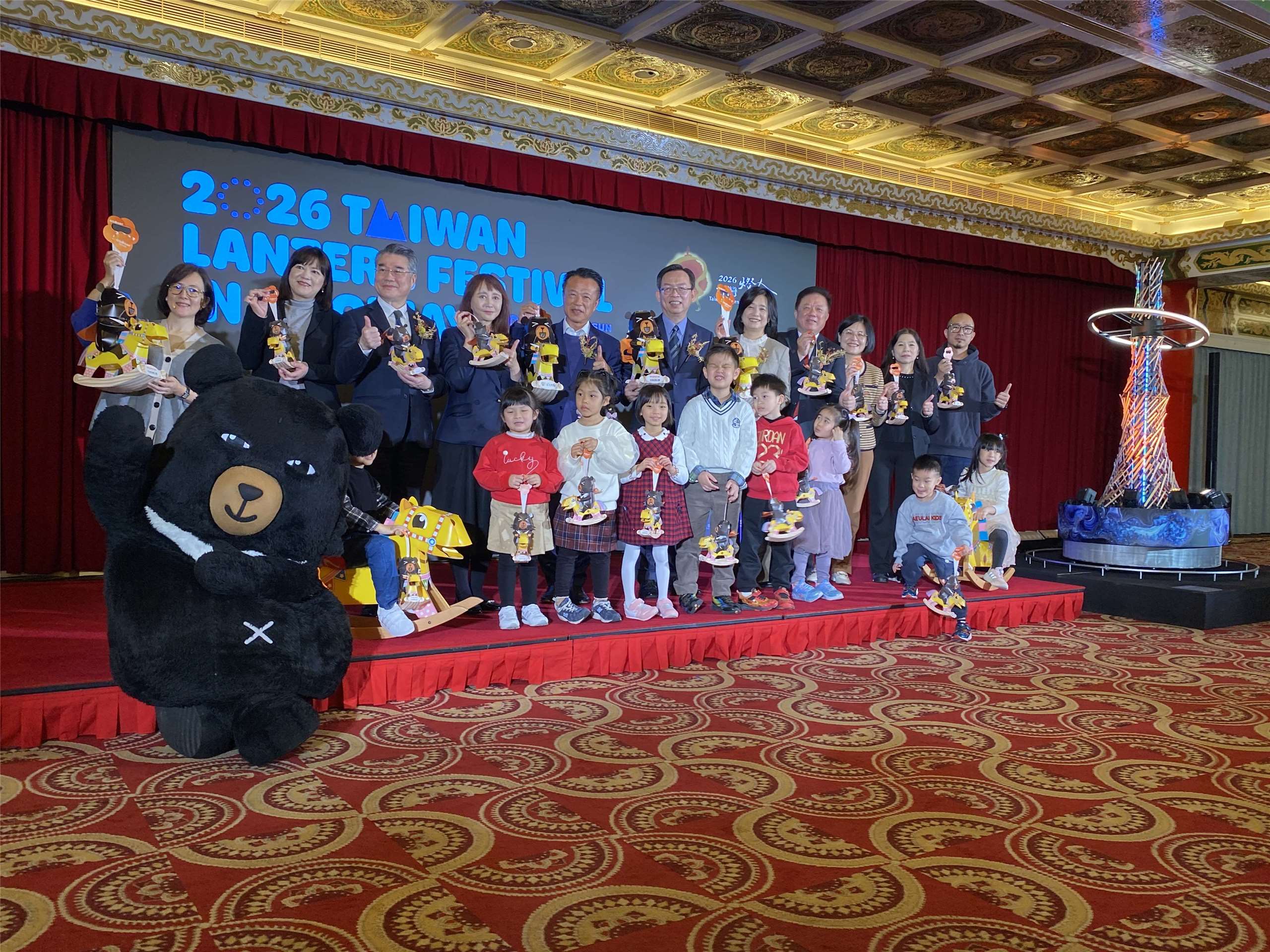 眾嘉賓在2026台灣燈會主燈與小提燈發表後大合影。(吳琍君攝)