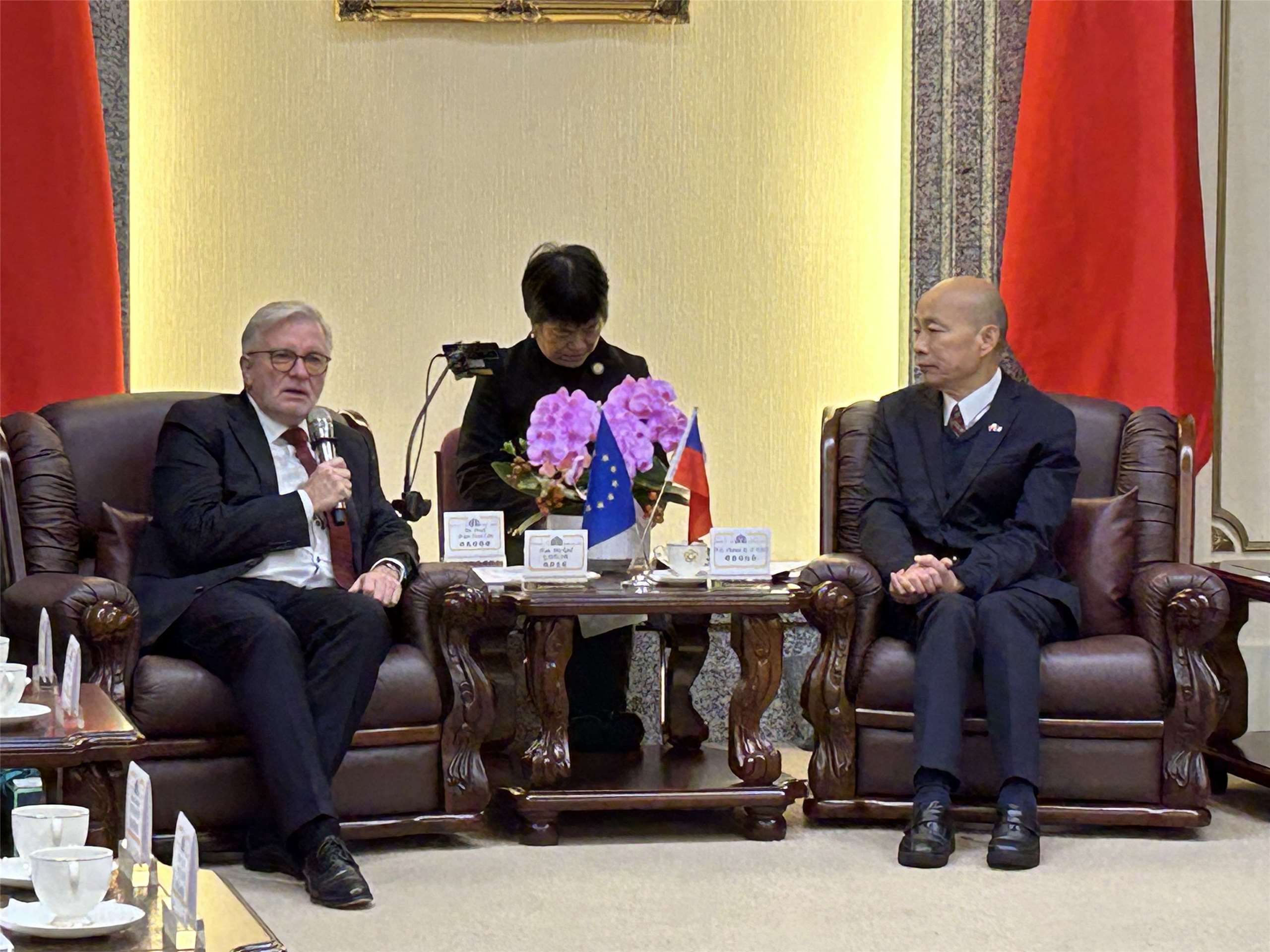 歐洲議會友台小組主席凱勒(Michael Gahler)(左)率團訪問台灣，今天(8日)拜會立法院，一開始和立法院長韓國瑜(右)交流。(趙婉淳 攝)