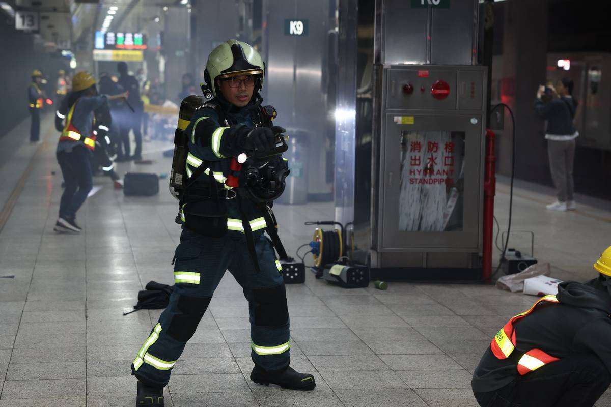 台北市政府與交通部為確保台北車站特定區面對突發危安事件的緊急應變能力，22日下午進行「無差別攻擊事件」聯合危安實兵演練。依規劃，第一階段模擬多名歹徒在台鐵月台丟擲煙霧彈後，引發旅客驚慌。(台北市政府提供)