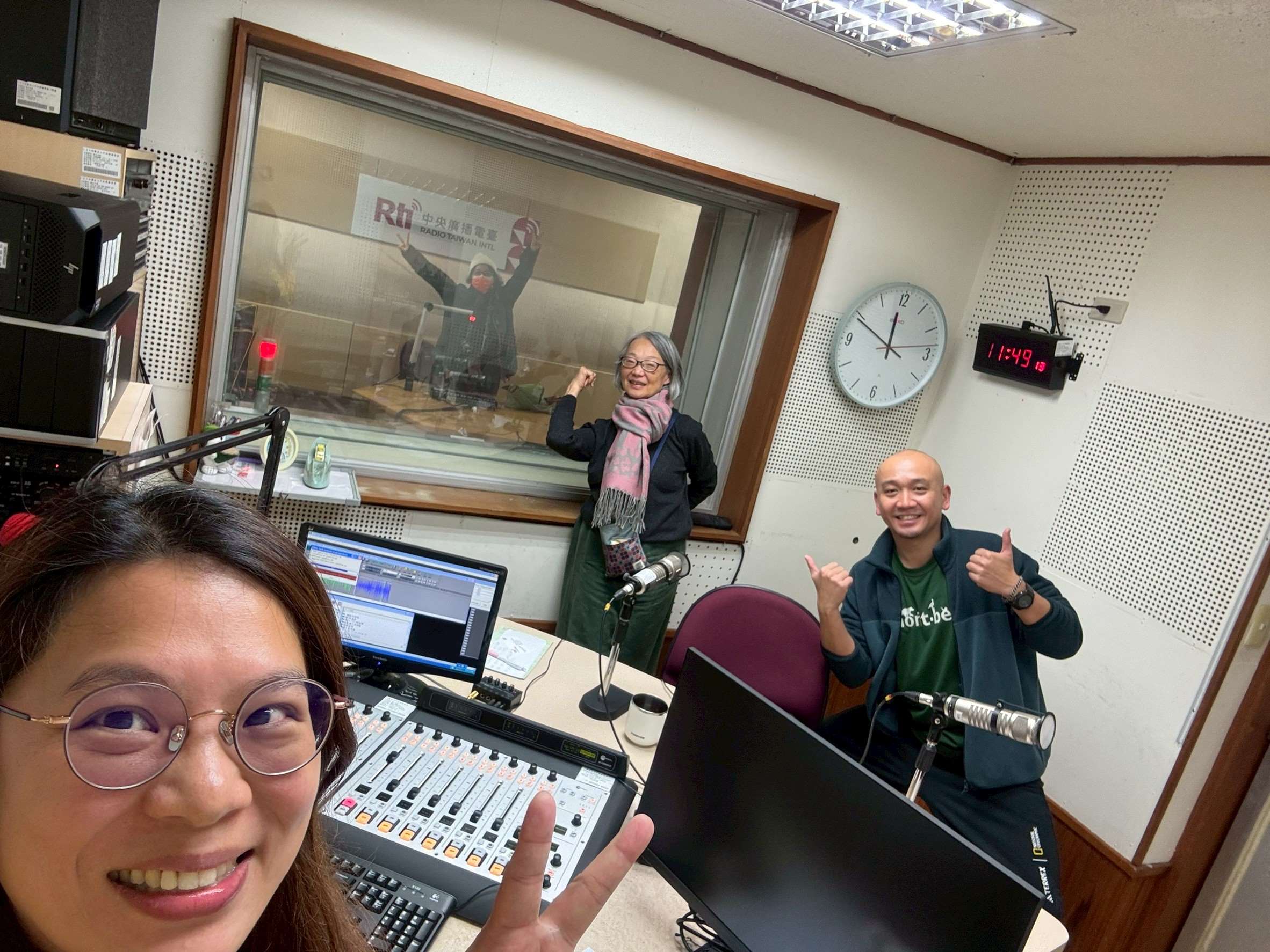 重感冒的特展策展人傅大姐，於錄音室隔壁現場連線參與