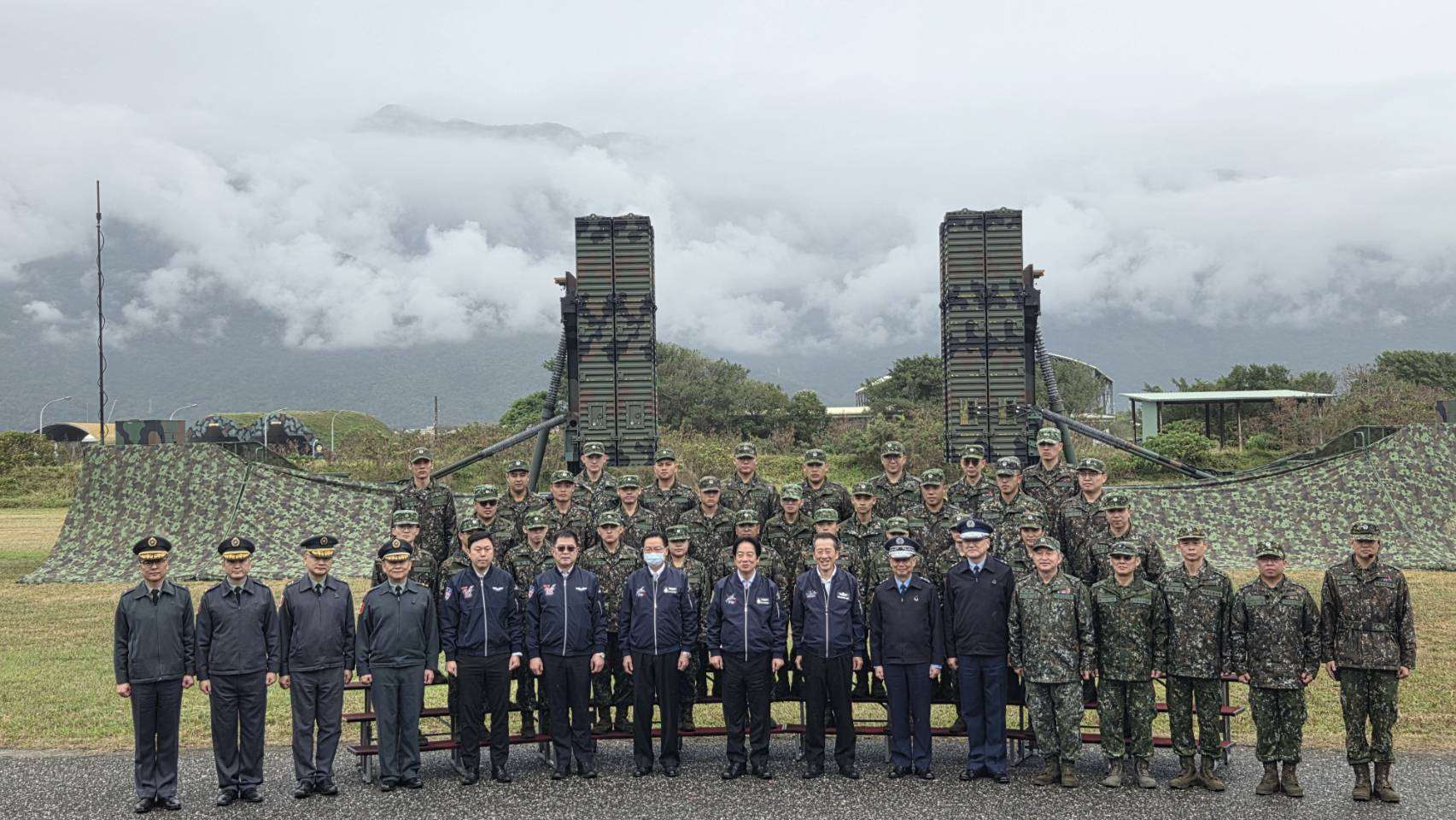 總統賴清德抵達花蓮基地，視導「天弓三型」防空飛彈連。(劉玉秋攝)