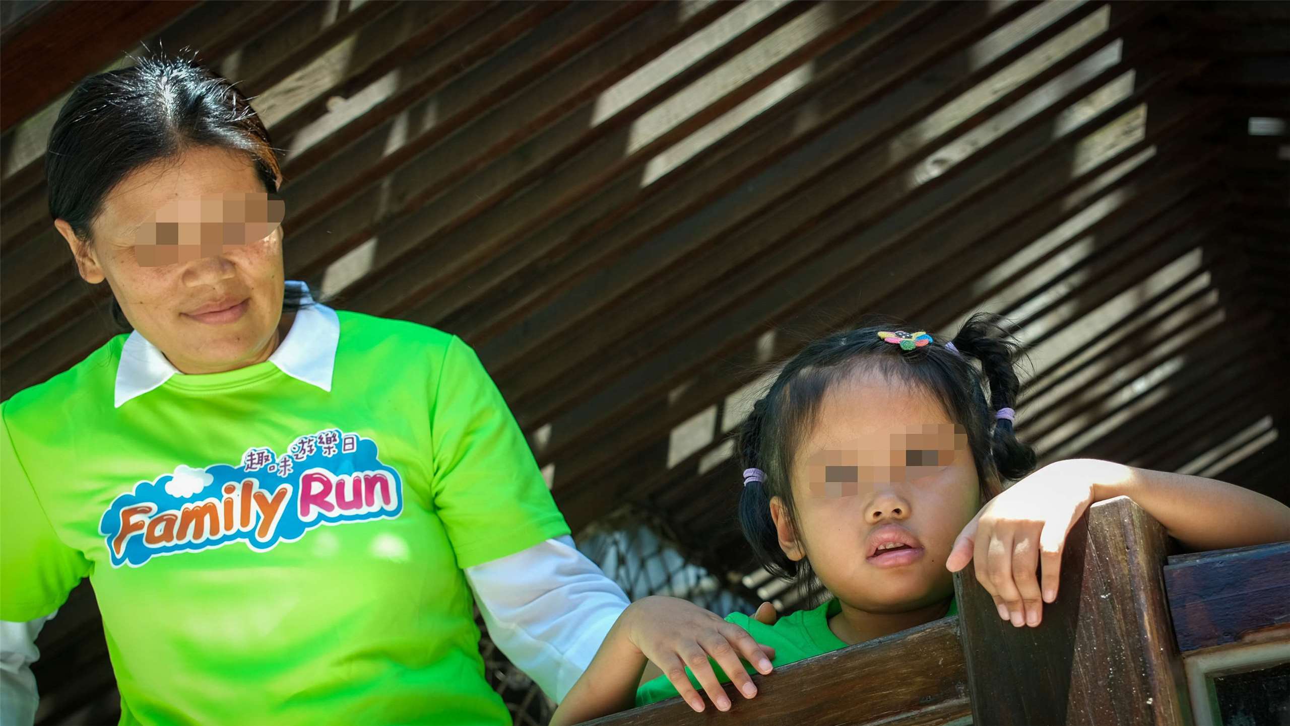 台灣關愛基金會的服務事工，從愛滋感染者逐漸轉型為移工在台產下子女的照顧。圖為黑戶寶寶茵茵（圖右）與媽媽（圖左）在經過關愛的協助後，才慢慢重回生活的軌道。(基金會提供)