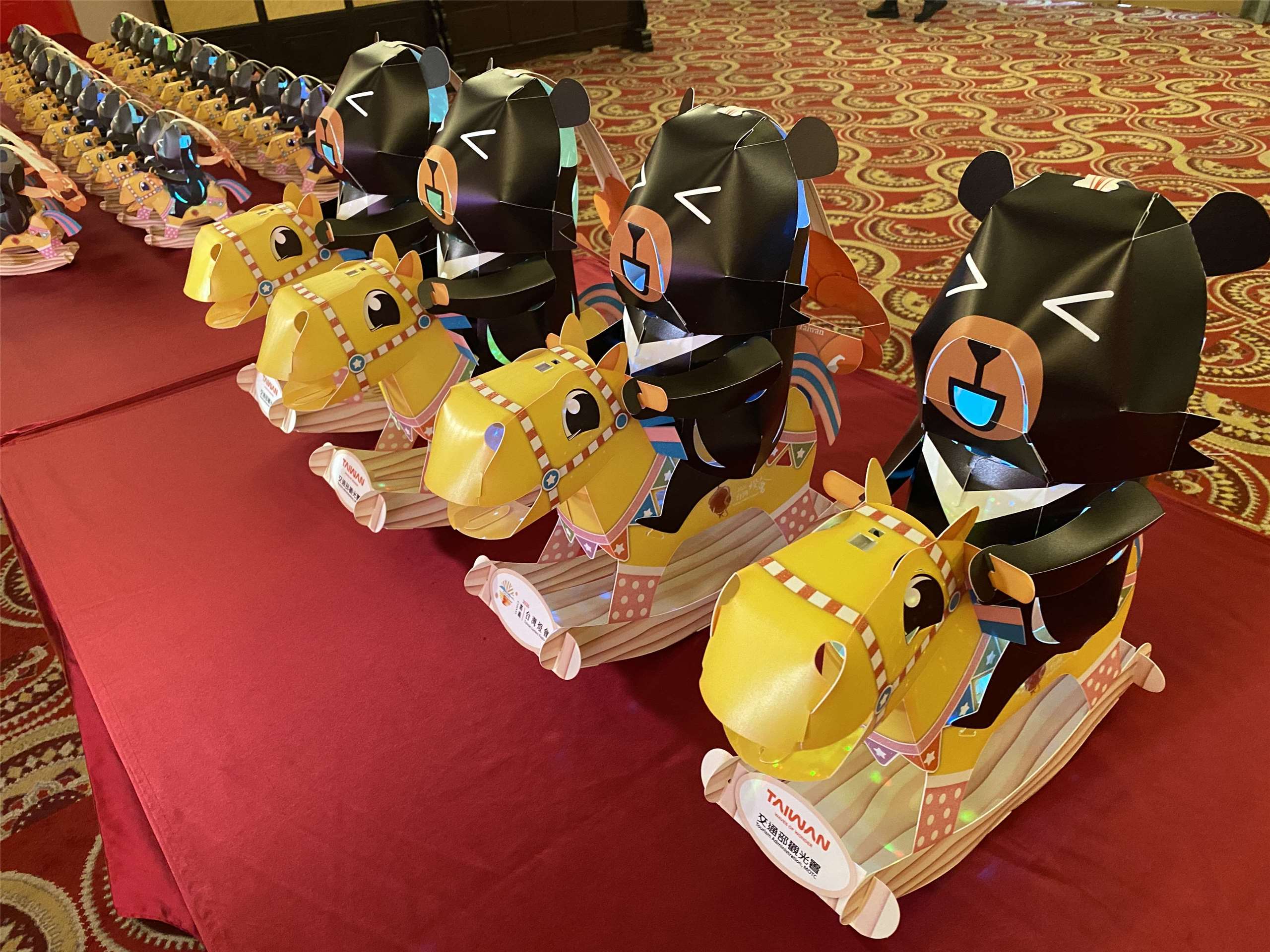 2026台灣燈會小提燈以台灣觀光代言人「『喔熊』也在這兒」的台語諧音梗「喔熊馬抵嘉」，象徵馬年的燈會在嘉義。(吳琍君 攝)