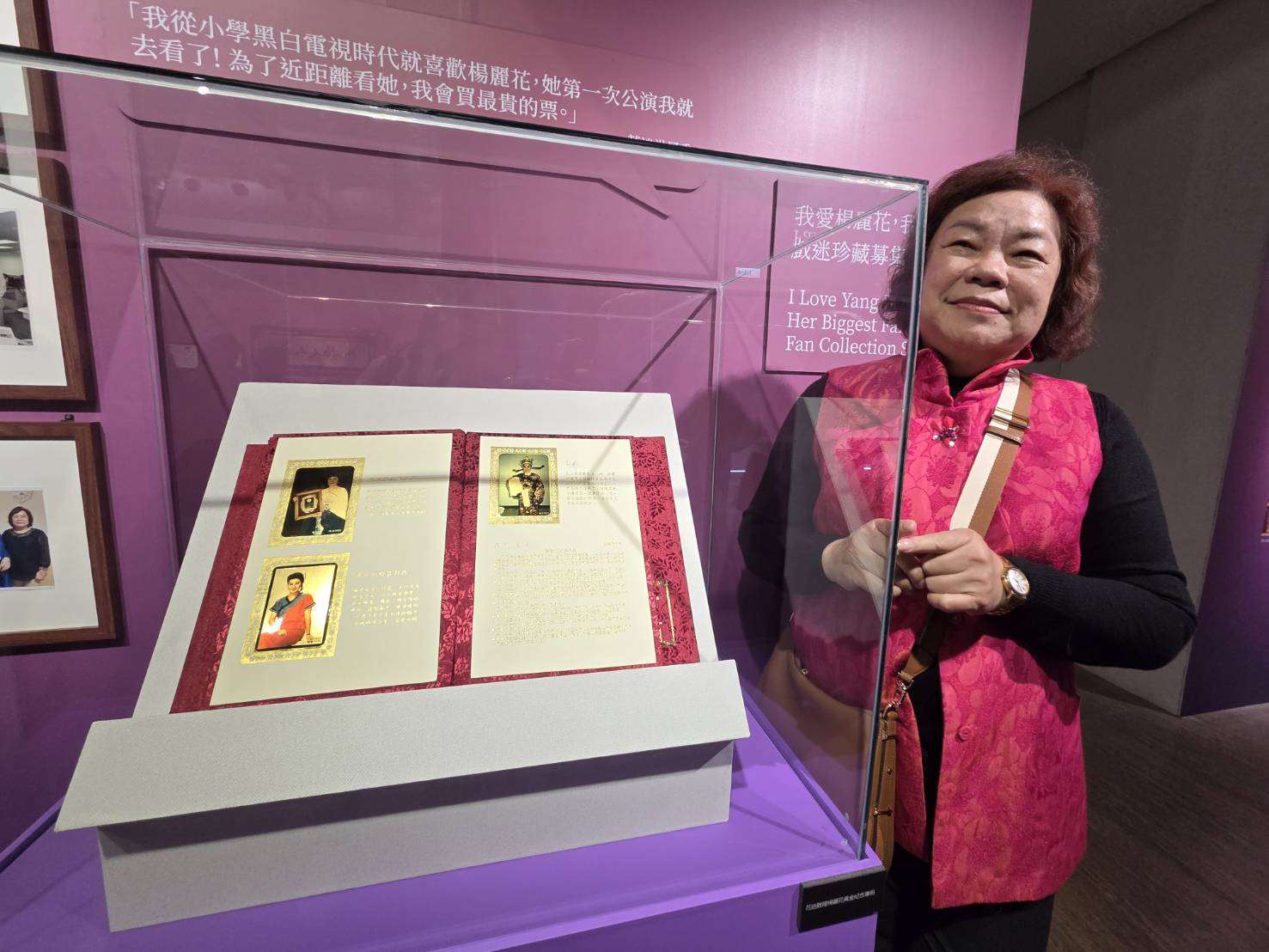 超級粉絲洪鳳秀因為國小看電視歌仔戲愛上楊麗花，收集許多簡報，甚至是黃金書，強調自己有空就會參加楊麗花的活動。(江昭倫 攝)