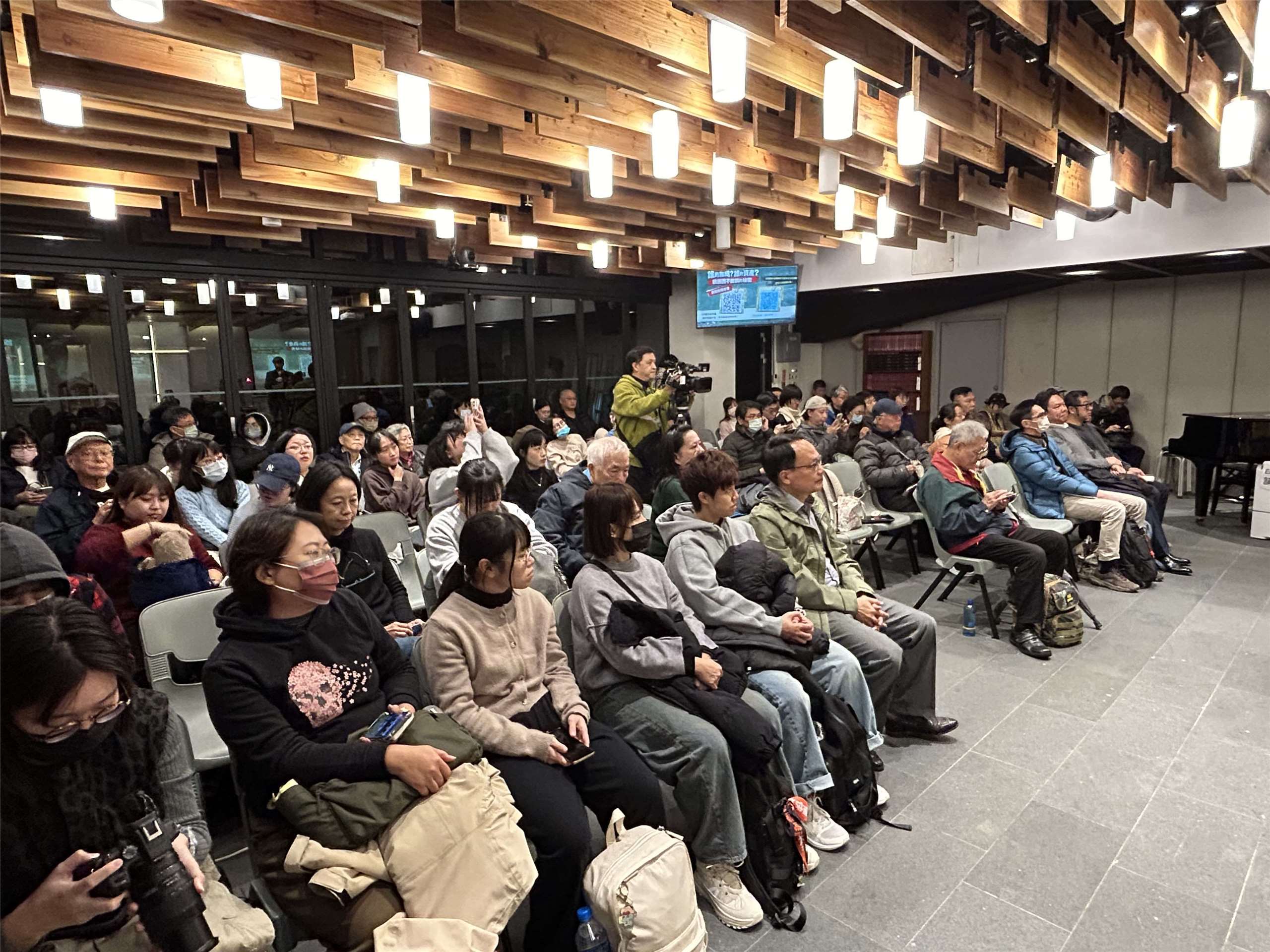 傅正民主研究中心等民間團體8日晚間舉行「誰的組織？誰的資產？救國團不能說的秘密」座談會，現場座無虛席，前國立故宮博物院吳密察等人也現身聆聽。(趙婉淳 攝)