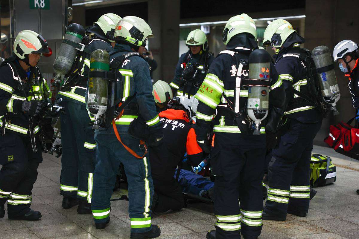 台北市政府與交通部為確保台北車站特定區面對突發危安事件的緊急應變能力，22日下午進行「無差別攻擊事件」聯合危安實兵演練。依規劃，第一階段模擬多名歹徒在台鐵月台丟擲煙霧彈後，引發旅客驚慌。(台北市政府提供)