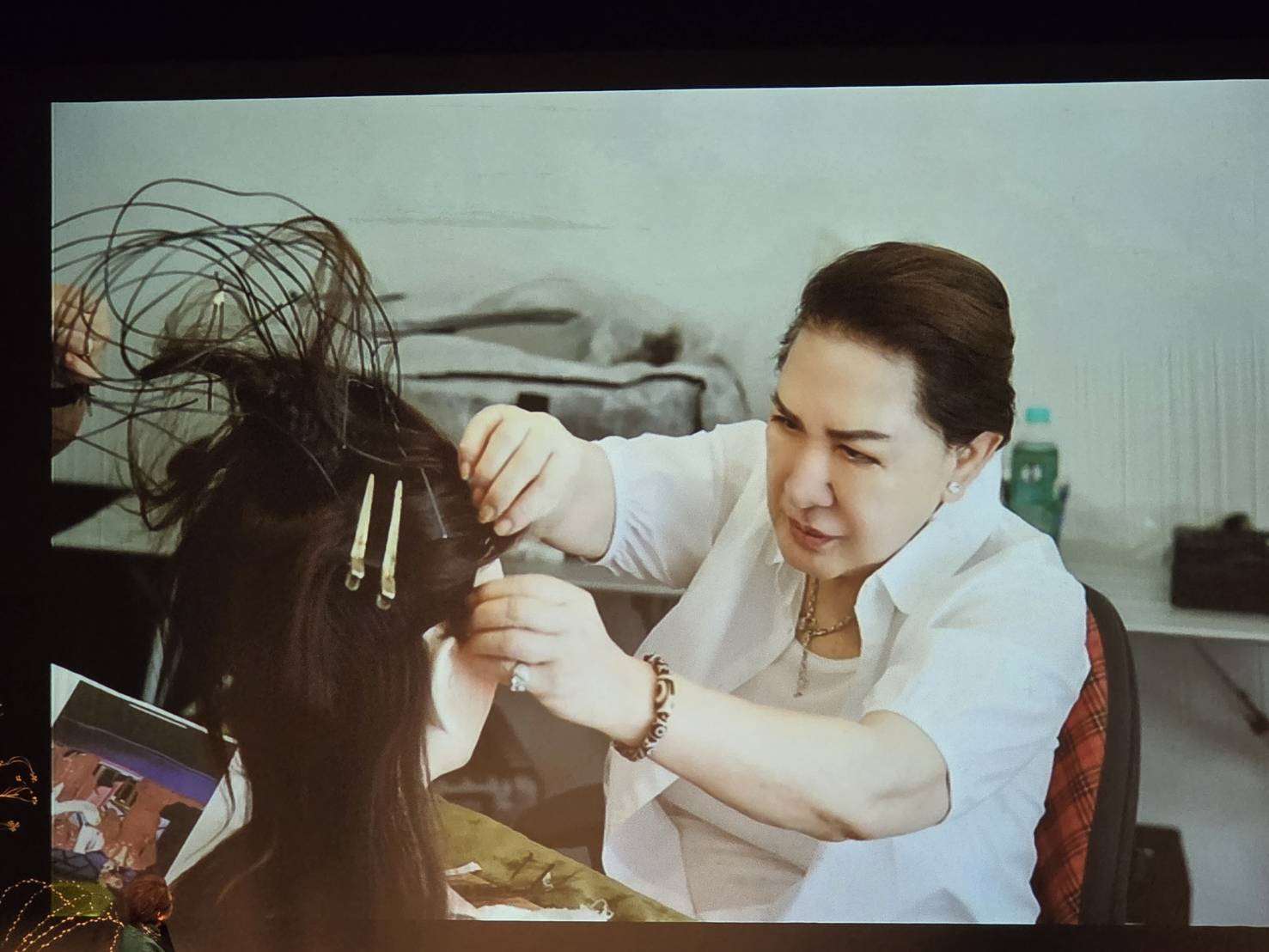 楊麗花親手為仿真楊麗花人頭上妝，展現她對自己特展的重視。(江昭倫 翻攝)