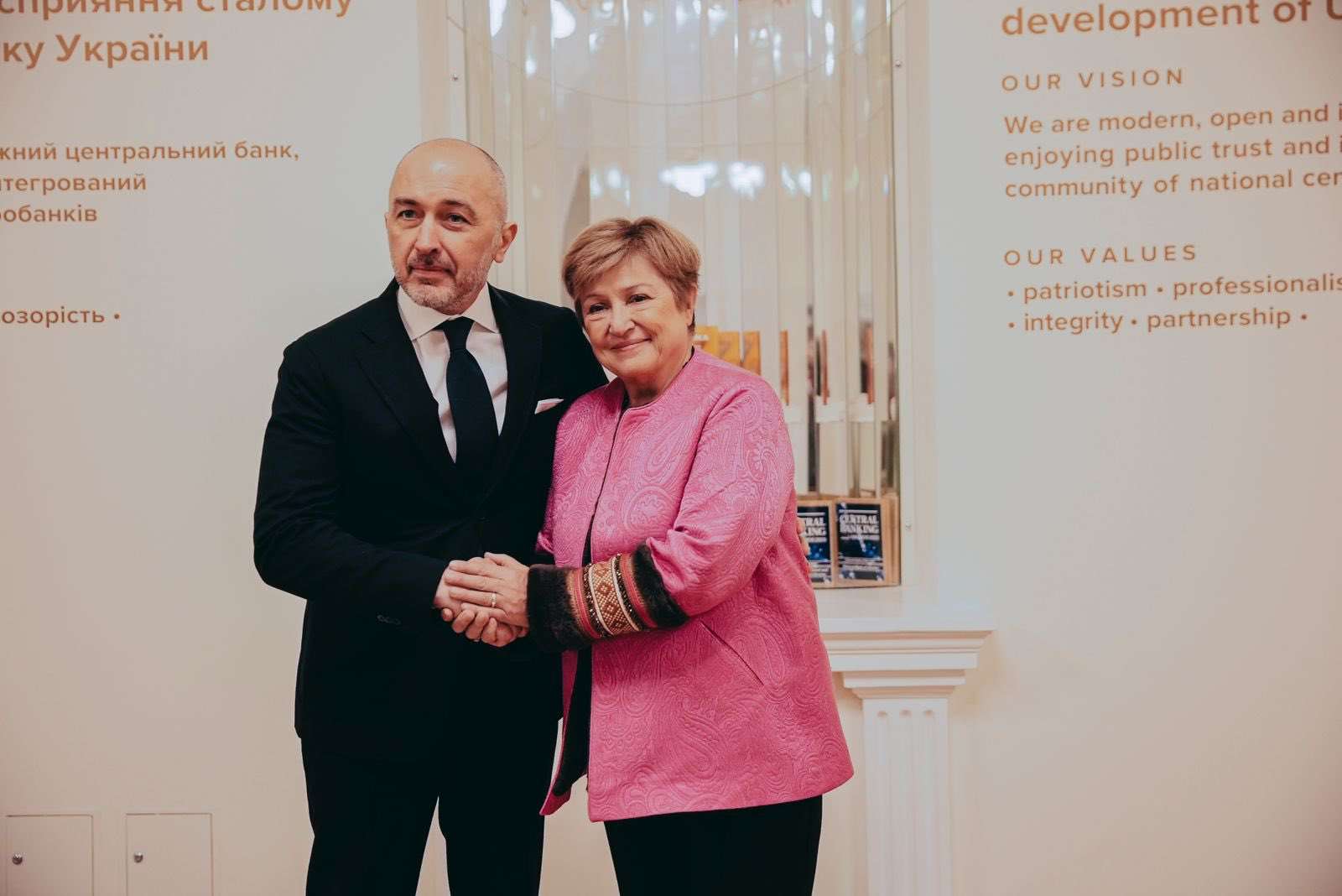 國際貨幣基金總裁喬治艾娃(Kristalina Georgieva)15日走訪基輔，烏克蘭中央銀行總裁皮什尼(Andriy Pyshnyi)在市中心歡迎。 (圖:X@KGeorgieva)