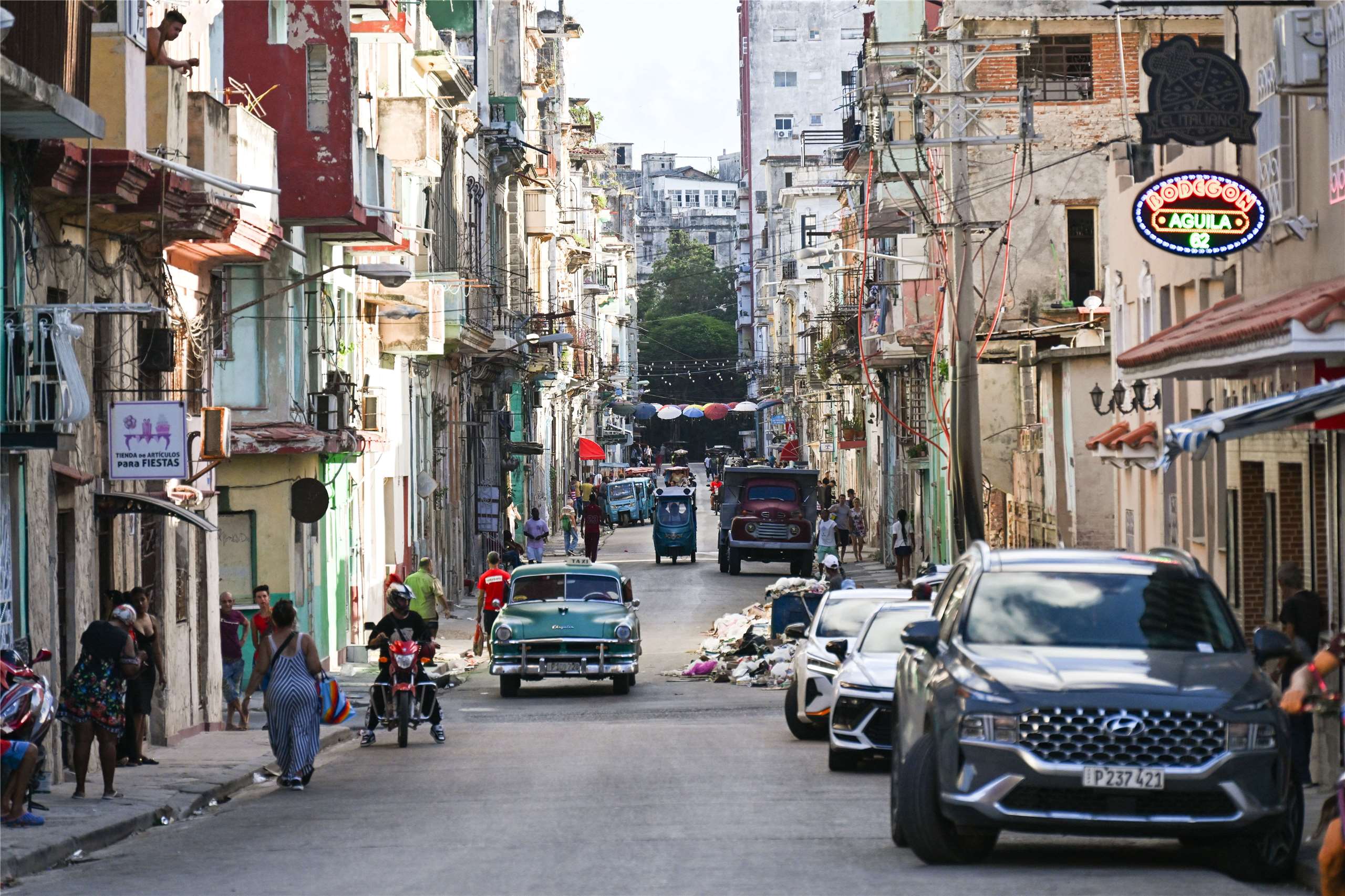 古巴長期處於經濟危機當中，過去多年靠委內瑞拉石油交換專業人員合作以維持國家運作，如今這條生命線遭切斷，讓古巴面臨蘇聯解體以來最大危機。圖為古巴首都哈瓦那街頭)(AFP)