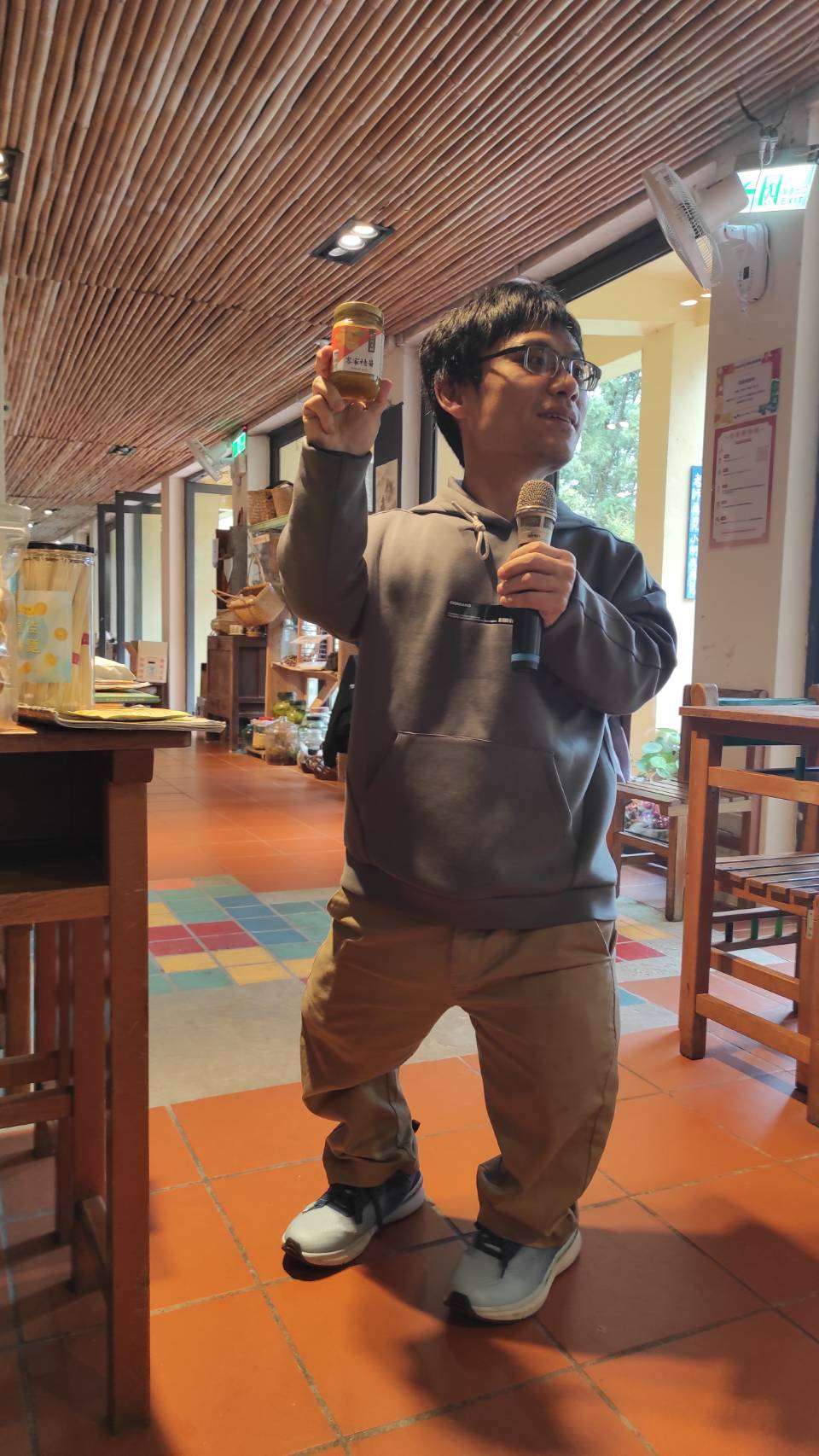 莊凱詠介紹各式柑橘農產品