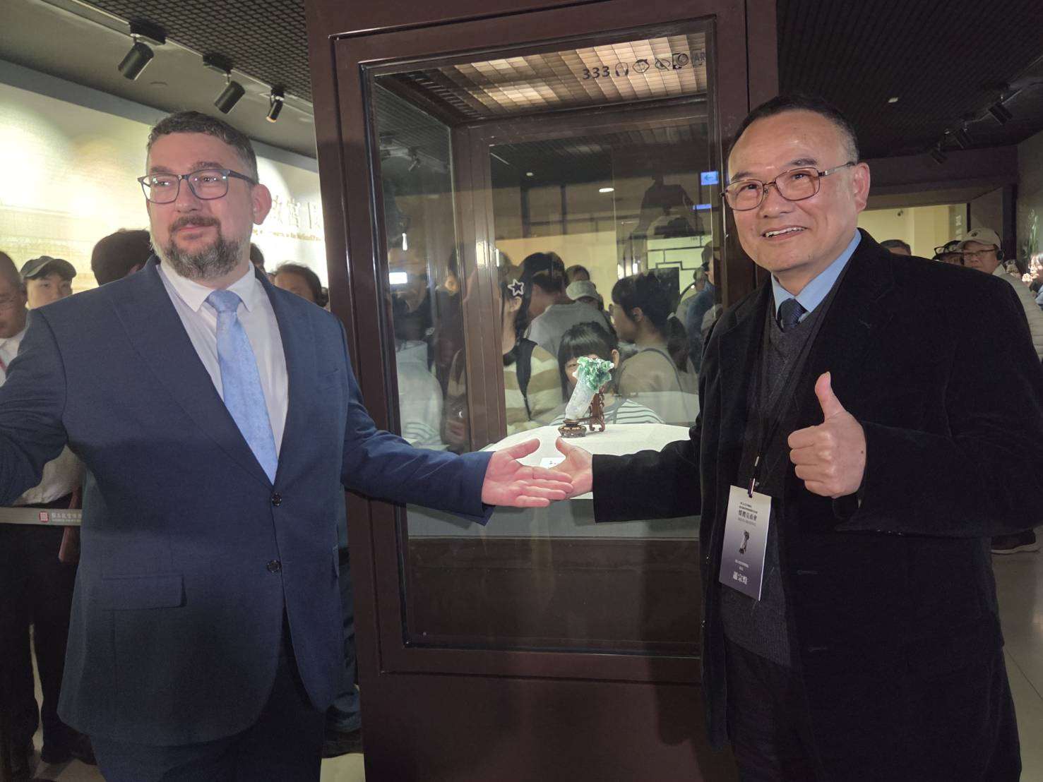 故宮院長蕭宗煌(右)與捷克國家博物館總館長盧卡其(Michal Lukeš)(左)在故宮北院展廳宣告翠玉白菜順利完成訪歐任務，平安回國。(江昭倫 攝)