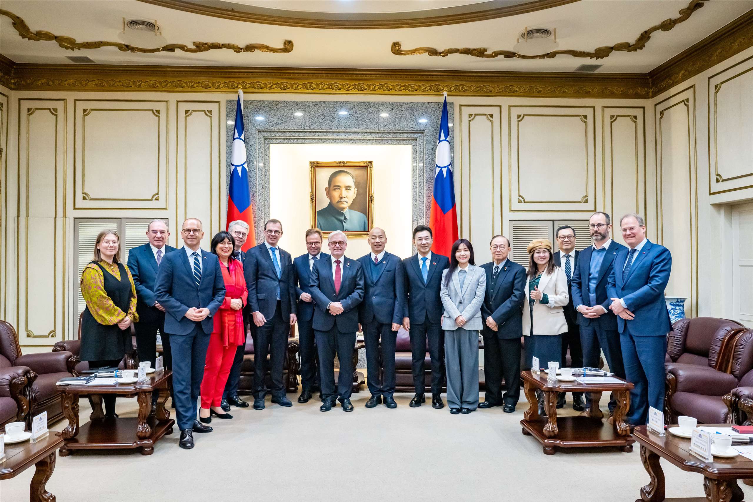 歐洲議會友台小組主席凱勒(Michael Gahler)率團訪問台灣，今天(8日)拜會立法院。(趙婉淳 攝)