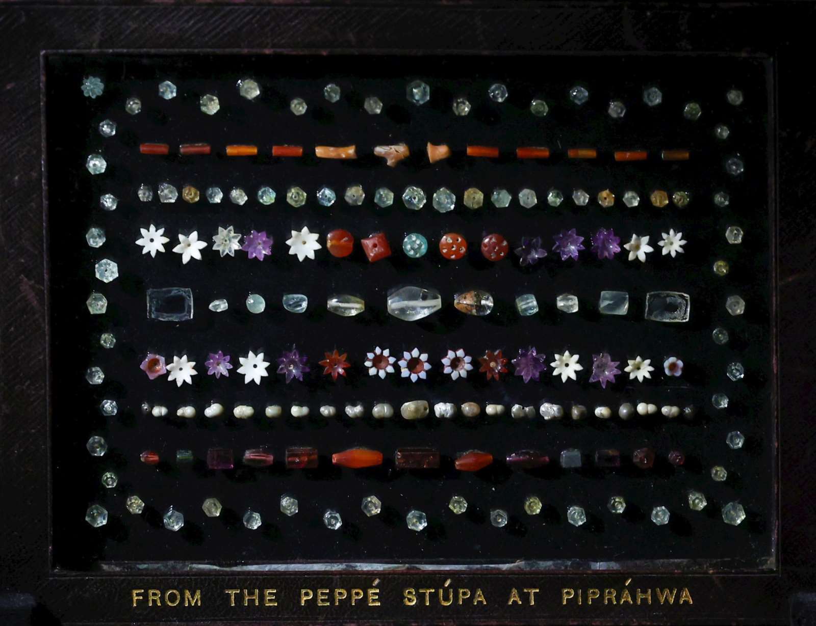 與佛陀有關的古代珍貴寶石3日在印度首度展出。(FB@Narendra Modi)