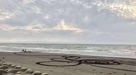 「水牛學校」李春信校長帶著水牛前往海邊犁沙作畫。（李春信提供）