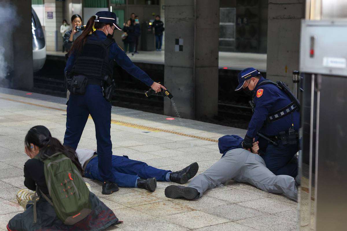 台北市政府與交通部為確保台北車站特定區面對突發危安事件的緊急應變能力，22日下午進行「無差別攻擊事件」聯合危安實兵演練。依規劃，第一階段模擬多名歹徒在台鐵月台丟擲煙霧彈後，引發旅客驚慌，警方使用電擊槍制伏歹徒。(台北市政府提供)