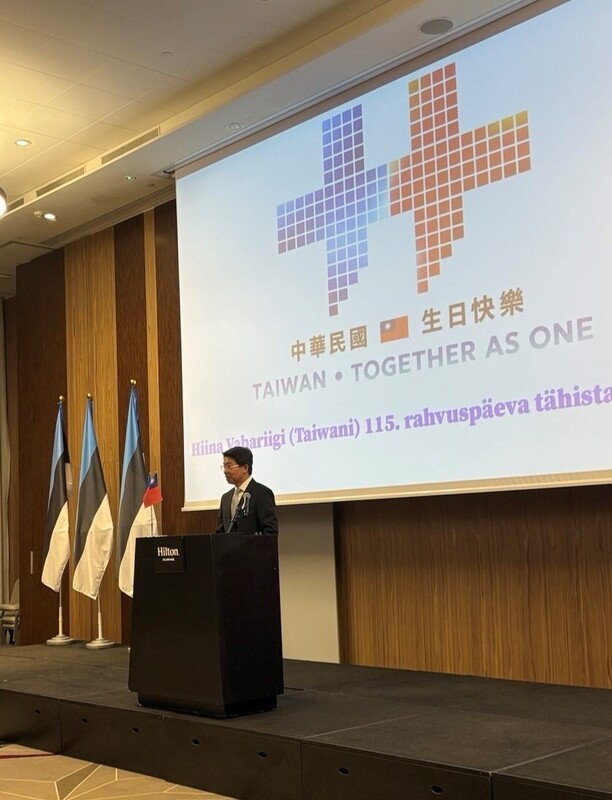 駐拉脫維亞代表處在愛沙尼亞首都塔林舉辦雙十國慶酒會，駐拉脫維亞代表陳文儀致詞指出，台愛雙方可透過互信合作，展現「自由科技之鏈」的韌性。
（駐拉脫維亞代表處提供）