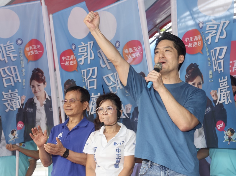 台北市長蔣萬安（右）3日在台北出席台北市議員郭昭巖（中）競總成立活動，拜託民眾支持郭昭巖，也支持他連任成功。
