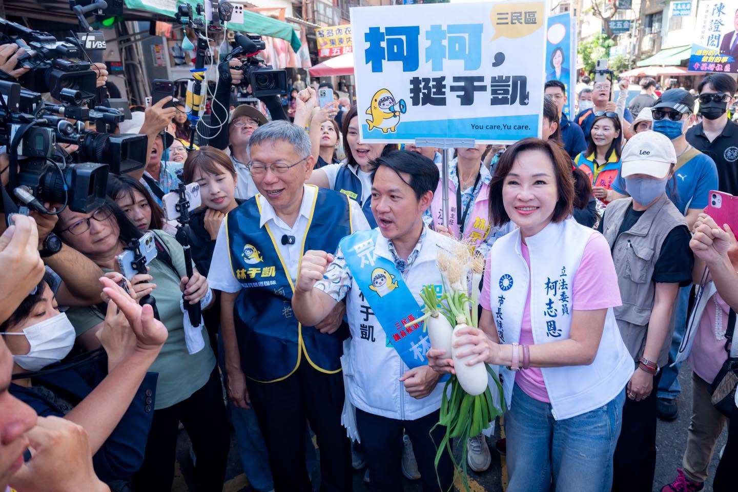 國民黨高雄市長參選人柯志恩3日與民眾黨前主席柯文哲一同陪民眾黨籍高雄市議員參選人林于凱掃街。(FB@柯志恩)