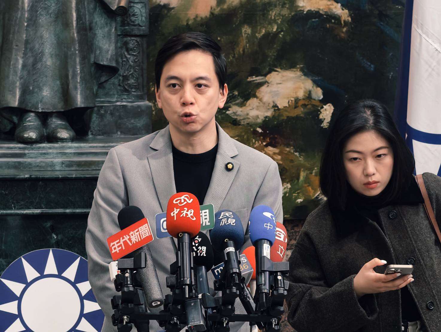 針對賴清德總統呼籲朝野政黨在年後開議後儘速審議並通過國防特別條例，民眾黨團隨即同意將政院版條例付委審查，兼任國民黨發言人的立委牛煦庭則說，國民黨版本應該很快會有結果，修法重點之一就是避免延遲交貨情況發生。(趙婉淳 攝)