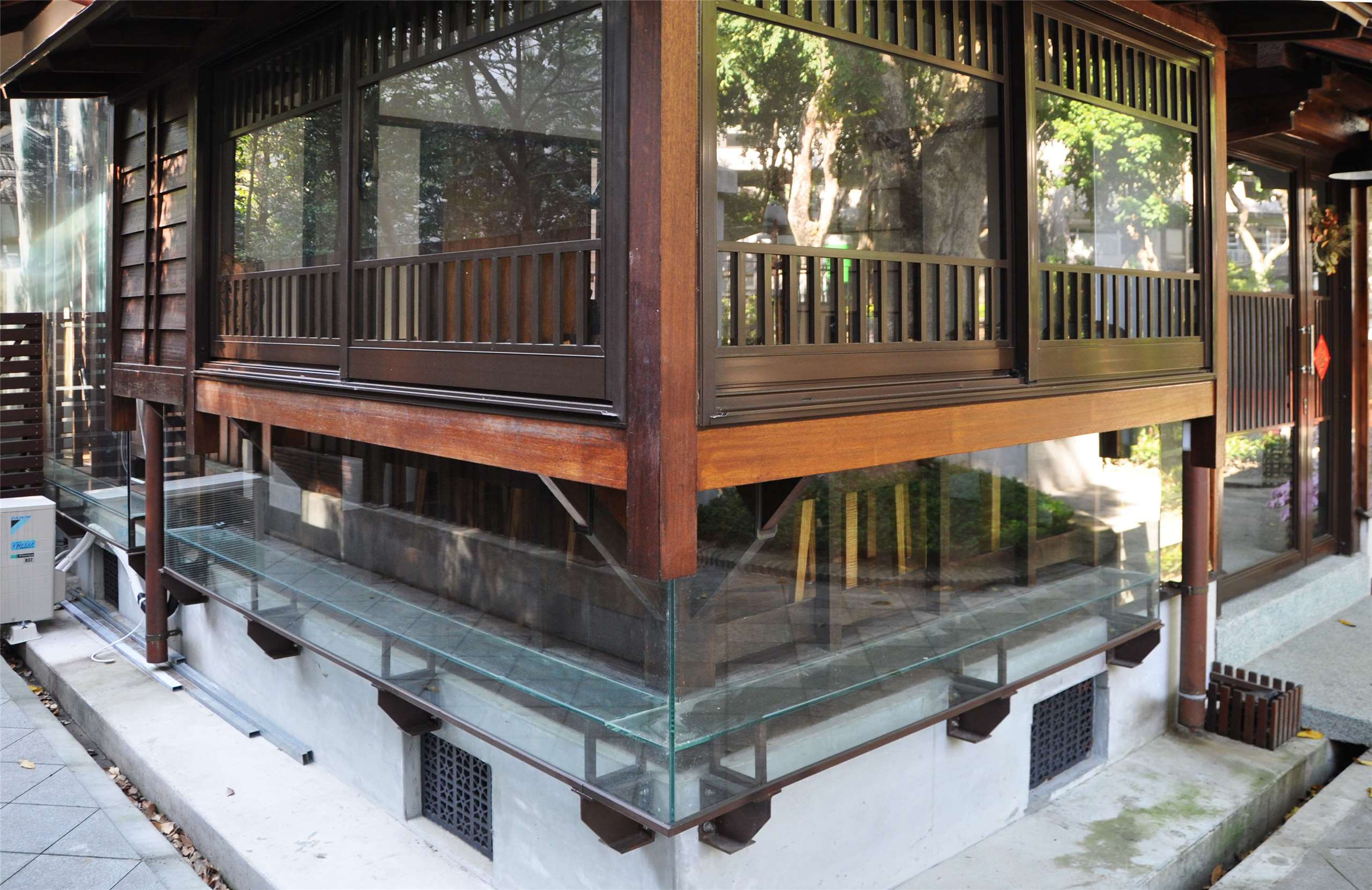 佚失部分構件以玻璃與金屬取代