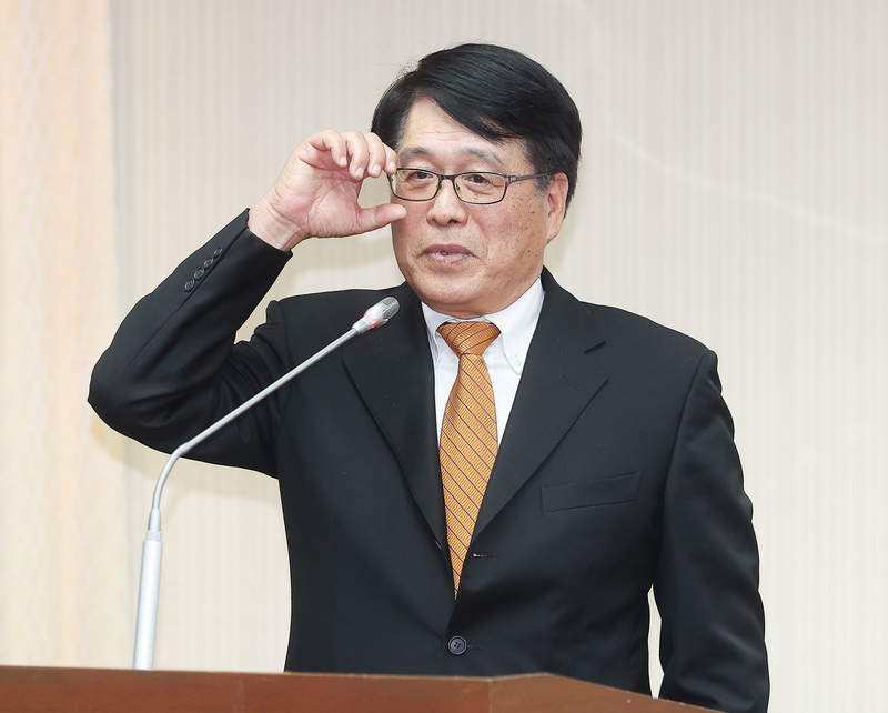 CD
游盈隆回應不在籍投票議題
針對不在籍投票議題，中選會主委被提名人游盈隆
（圖）28日表示，這是世界潮流，也是進步思維，但
不能脫離現實。不在籍投票牽涉複雜選舉工程，尤其
在九合一地方選舉實施不在籍投票，「就現階段來
講，肯定是一個災難」。
中央社記者謝佳璋攝  115年1月28日
