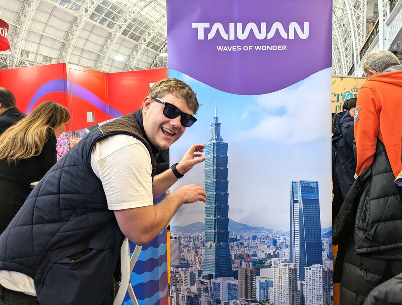 台灣參加英國規模最大年度消費者旅展之一「倫敦旅展」，今年緊扣美國自由攀岩好手霍諾德赤手登頂台北101國際話題，規劃系列活動，部分民眾熱情與台北101主題立牌合影。
