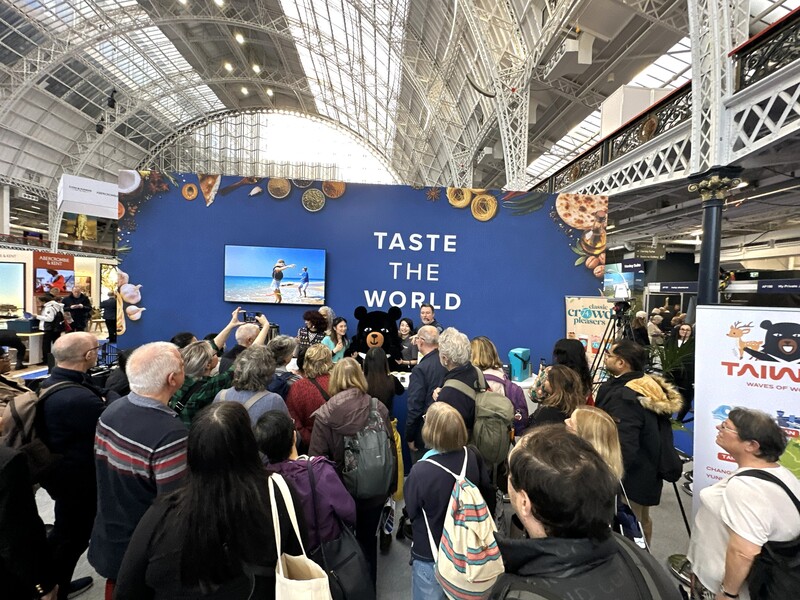 台灣1月29日至2月1日參加「倫敦旅展」，觀光署吉祥物「喔熊」在活動現場十分搶鏡頭，並吸引民眾合影、擁抱。
（觀光署駐倫敦辦事處提供）