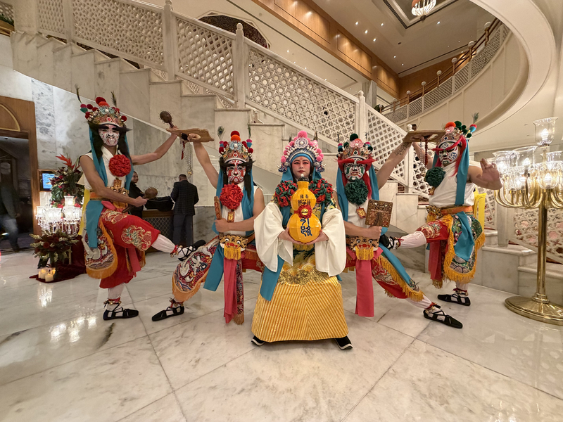 在印度新德里的台灣觀光推廣會中，「雷昇傳藝劇團」威震八方的開場表演，呈現台灣傳統宗教特色與官將首文化。
