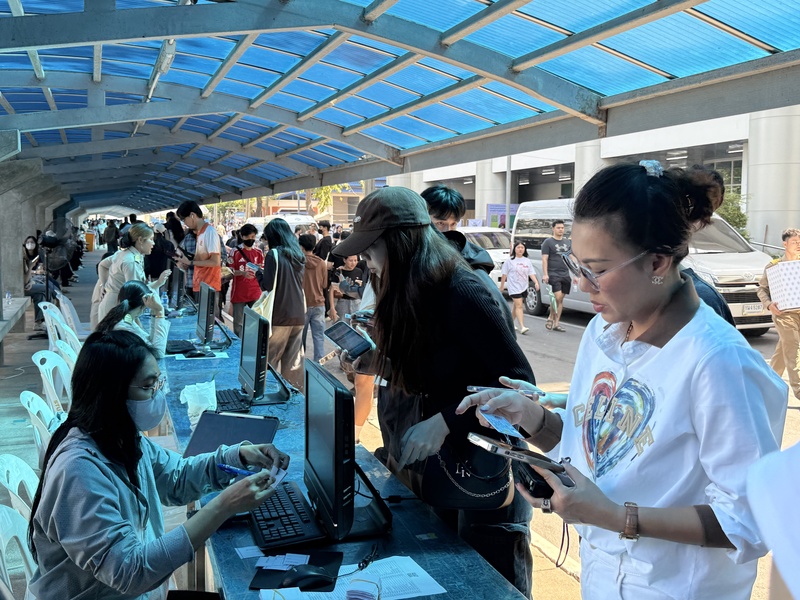 泰國大選2月8日將登場，民調顯示，泰國民眾認為，泰國須緊迫解決的問題涵蓋生活成本、反腐和債務減免等方面。圖為泰國選民2月1日提前投票。
