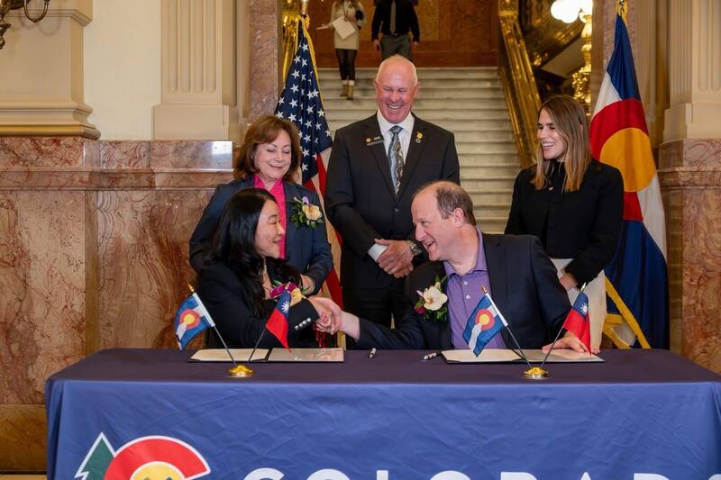 駐丹佛辦事處長黃虹慧（前左）和科羅拉多州長波利斯（Jared Polis）（前右）3日簽署經貿合作備忘錄
（MOU）。（駐丹佛辦事處提供） 
