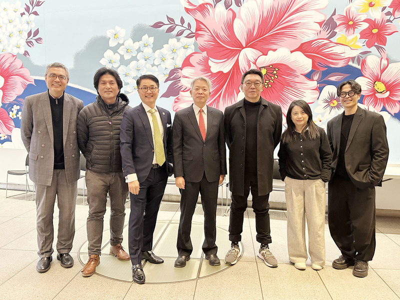 「零日攻擊」製作人兼編劇統籌鄭心媚（右2）、監製林錦昌（右3）與駐紐約辦事處長李志強（中）等
人在駐紐約辦事處大廳合影。