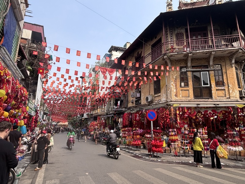 河內36古街是歷史最悠久的商業中心，起源可追溯至11世紀的李朝時期。每條街道通常以特定行業命名。春節將近，這裡除了是觀光客必遊景點，也成了當地人採買年貨的好去處。