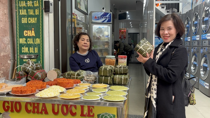 越南人過新年，不少習俗與台灣大不相同。其中越南過年一定要吃的，就是有糯米、綠豆、豬肉的粽子，而且許多人家會一起動手包，為重要年節儀式。
