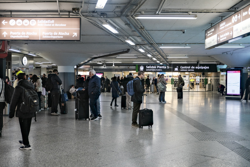 西班牙今年1月18日和20日分別發生2起火車事故，共造成47人喪生，其中包括3名火車司機。西班牙火車司機為迫使當局保障鐵路安全，自9日起發動為期3天的罷工。罷工首日，一向人潮洶湧的馬德里阿托查火車站，難得呈現冷清景象。

