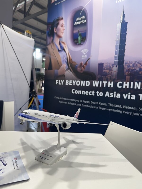 中華航空在米蘭國際旅展的展區，現場提供許多台灣觀光文宣，宣傳台灣的軟實力。
（駐米蘭辦事處提供）
