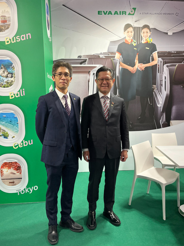 米蘭國際旅遊展登場，駐米蘭辦事處長林讚南（右）與長榮駐義分公司總主任薛智中（左）在長榮航空展區合影。
（駐米蘭辦事處提供）
