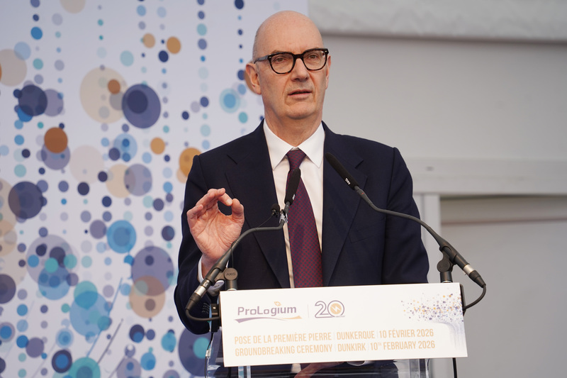 台灣輝能科技在法國投資超級工廠，10日舉行動土儀式。法國經濟部長勒斯鳩（Roland Lescure）親自參與，期許早日看到台灣設計、在地製造的電池量產。
