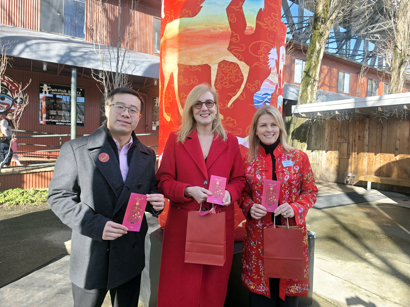 卑詩省財政廳長貝雅麗（Brenda Bailey，中）、卑詩省議員陳瀚生（Hon Chan，左）和溫哥華市議員容碧麗（Rebecca Bligh） 很開心領紅包和福袋，開啟美好馬年。
