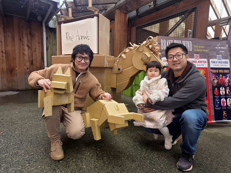 福德隆劇團團長徐祥庭（左）拉著由紙板製成的馬，在新年藝術節說故事，和孩子、家長交流互動，充滿趣味和暖意。
