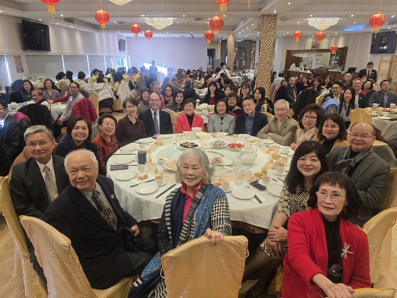 僑務委員會委員長徐佳青在溫哥華與150名僑胞共慶馬年，盛讚僑胞出錢出力，讓僑委會產值驚人。
