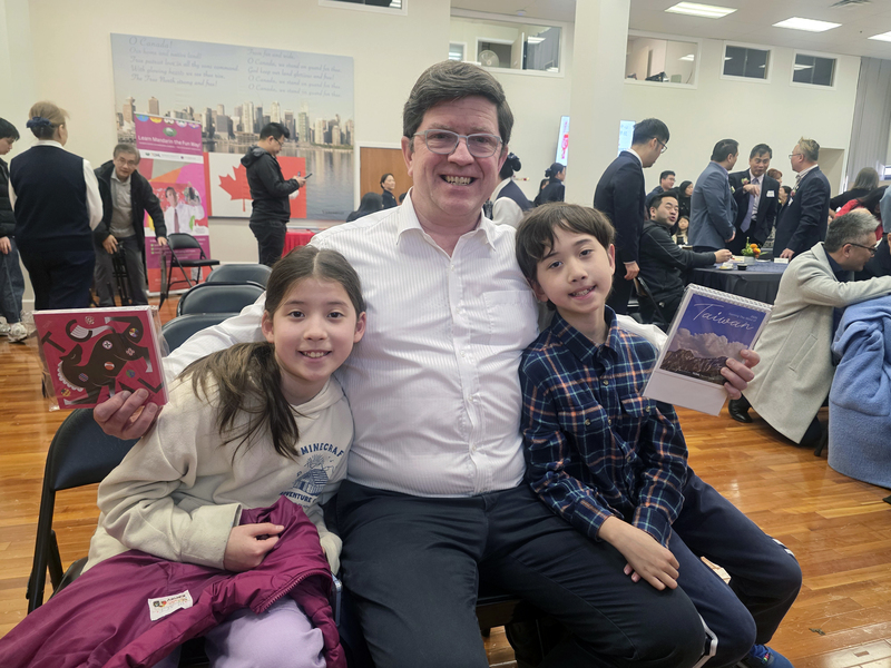 Stuart Fell（中）剛報名「台灣華語文學習中心」課程。他說，2個孩子正在慈濟人文學校學中文，有機會「親子共學」，讓學習語言變得更有樂趣。