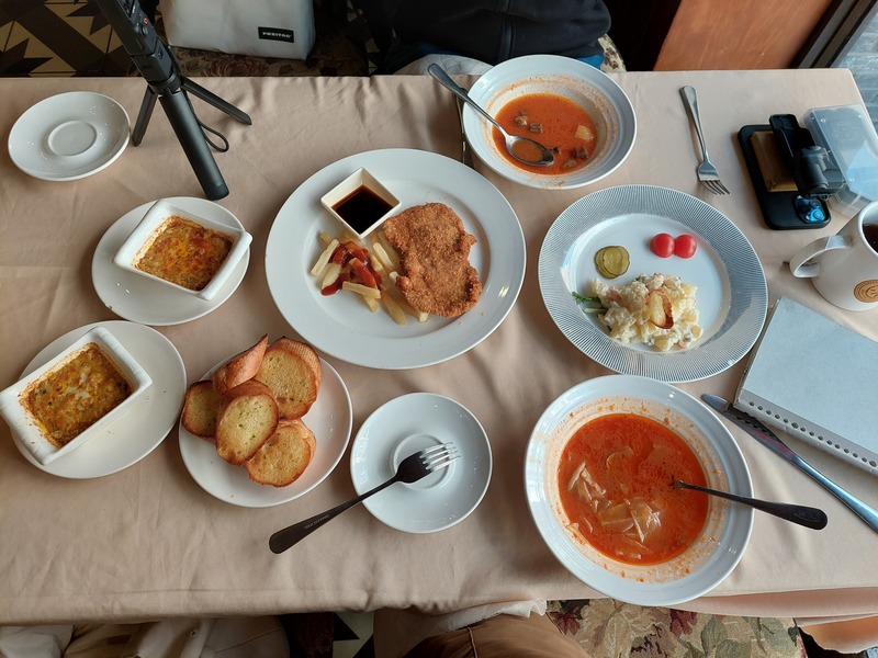 上海德大西菜社的經典西餐，必點羅宋湯、炸豬排和馬鈴薯（中國稱土豆）沙拉。受到20世紀初俄羅斯難民湧入影響，羅宋湯成為西餐廳的標準菜色，但內容都經過本土化改良。
